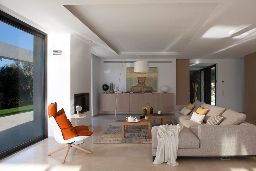 Esempio di un soggiorno minimal con sala formale, pareti bianche, camino classico, cornice del camino in intonaco e nessuna TV