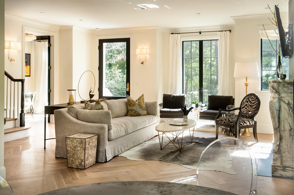 Стильный дизайн: открытая гостиная комната среднего размера в стиле неоклассика (современная классика) с светлым паркетным полом, стандартным камином, фасадом камина из камня, белыми стенами и коричневым полом - последний тренд