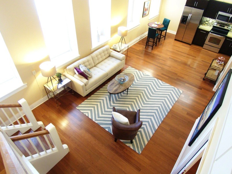 Immagine di un piccolo soggiorno vittoriano chiuso con pareti beige, pavimento in legno massello medio e TV autoportante