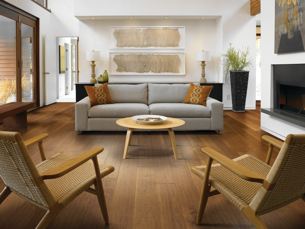 Esempio di un grande soggiorno stile marino aperto con sala formale, pareti bianche, pavimento in legno massello medio e nessuna TV