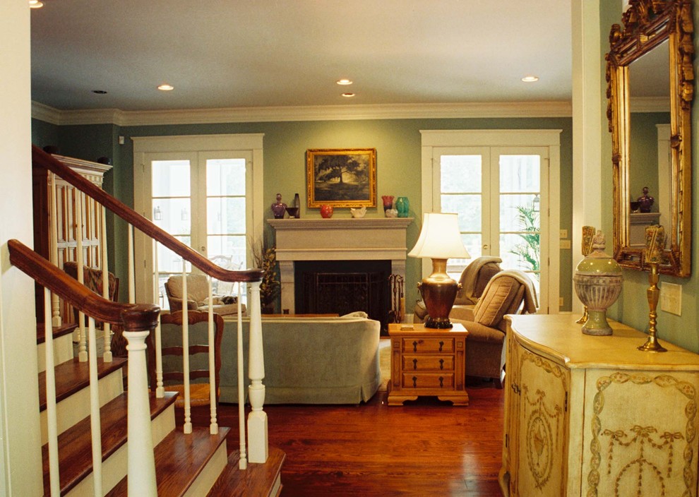 Источник вдохновения для домашнего уюта: гостиная комната в классическом стиле с синими стенами