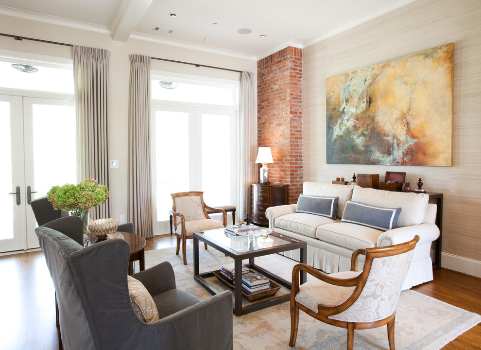 Foto di un grande soggiorno tradizionale con sala formale, pareti beige, pavimento in legno massello medio e nessuna TV