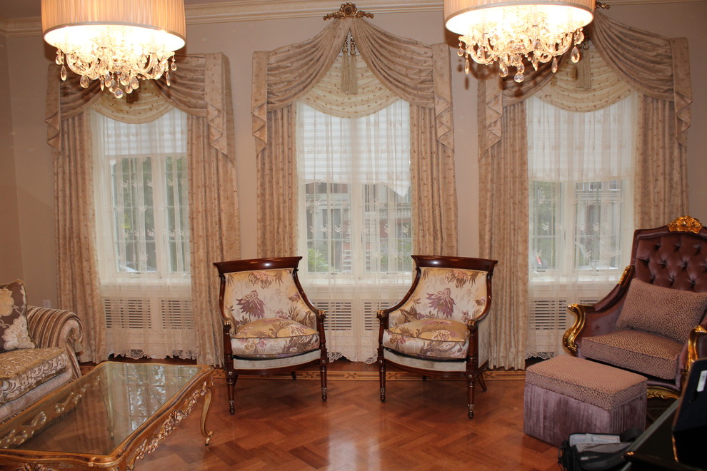 Diseño de salón para visitas abierto clásico grande con suelo de madera en tonos medios