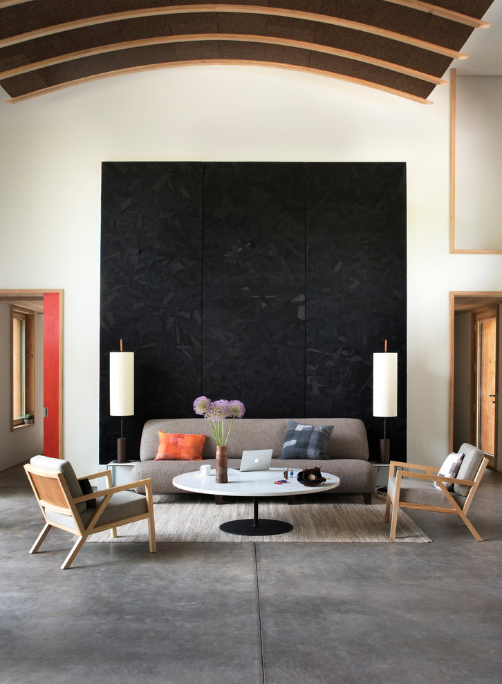 Идея дизайна: огромная открытая, парадная гостиная комната в современном стиле с бетонным полом, серым полом, бежевыми стенами и ковром на полу