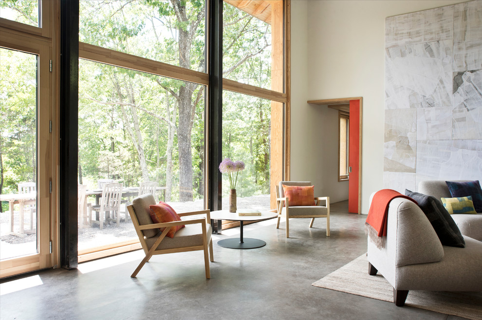 Geräumiges, Offenes, Repräsentatives Modernes Wohnzimmer mit weißer Wandfarbe, Betonboden und grauem Boden in New York