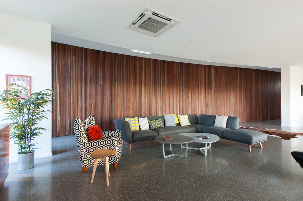 Diseño de salón abierto minimalista grande con paredes blancas y suelo de cemento