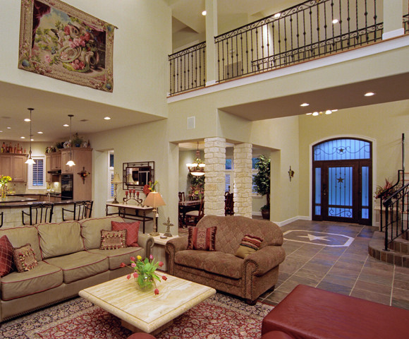 Пример оригинального дизайна: большая гостиная комната в классическом стиле с бежевыми стенами, полом из сланца и мультимедийным центром без камина