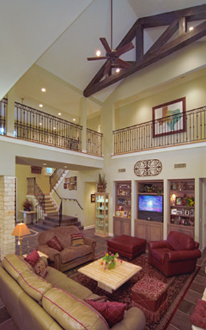 Ejemplo de salón clásico grande sin chimenea con paredes beige, suelo de pizarra y pared multimedia