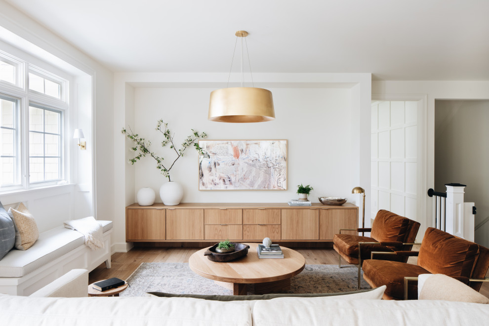 Esempio di un soggiorno tradizionale aperto con pareti bianche, parquet chiaro e pavimento beige