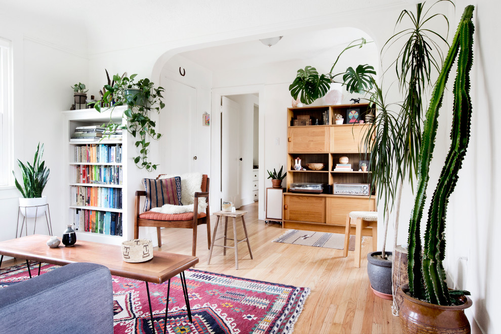 Idee per un soggiorno minimalista di medie dimensioni con pareti bianche e parquet chiaro