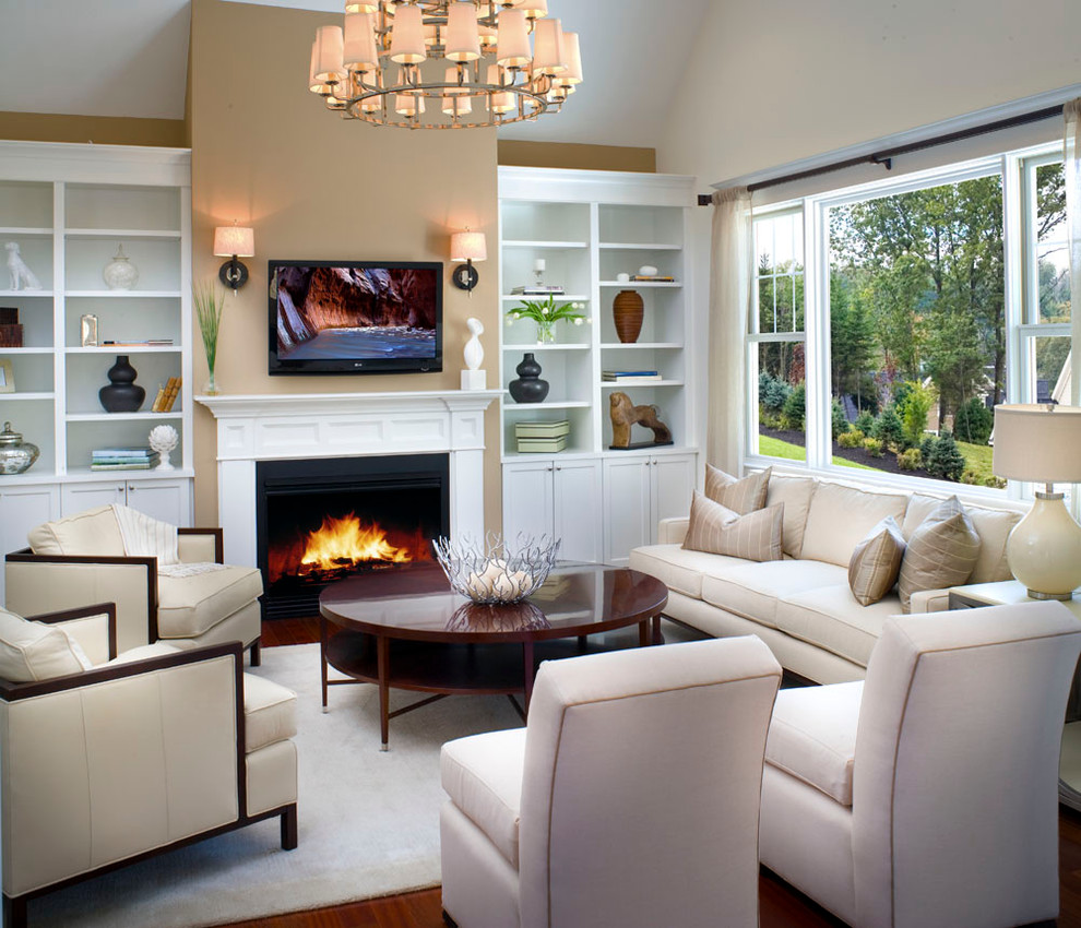 Idee per un soggiorno design con pareti beige, camino classico e tappeto