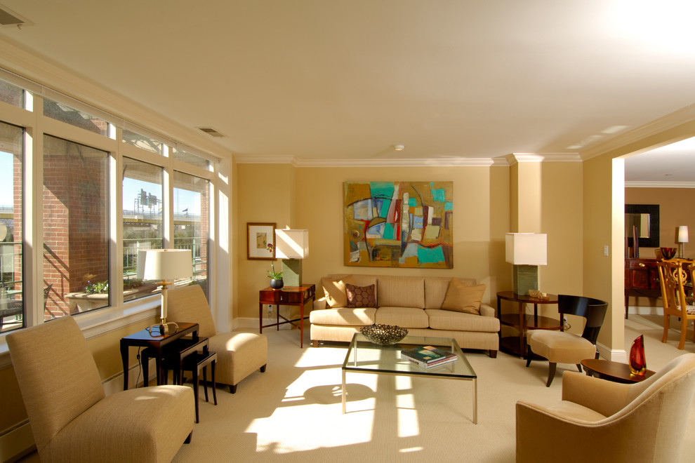 Mittelgroßes, Repräsentatives, Fernseherloses, Offenes Modernes Wohnzimmer ohne Kamin mit beiger Wandfarbe und Teppichboden in Cincinnati