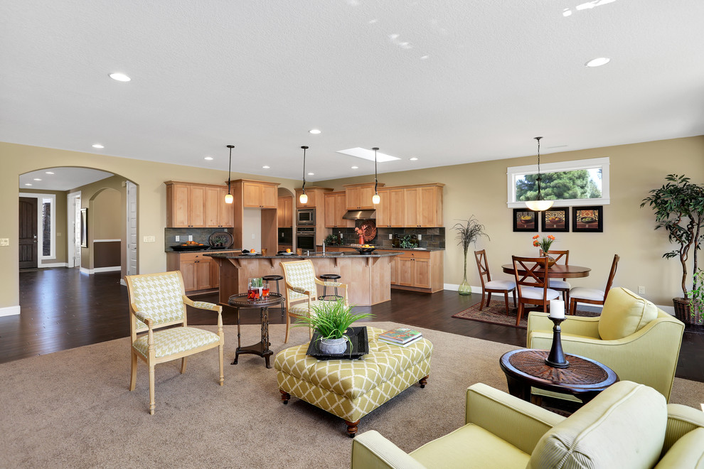 Foto di un grande soggiorno classico aperto con pareti beige, moquette e TV autoportante