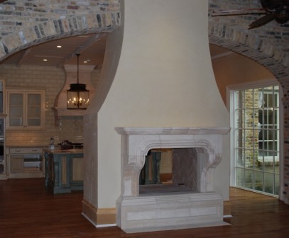 Aménagement d'un salon méditerranéen ouvert et de taille moyenne avec un manteau de cheminée en pierre, un mur blanc, un sol en bois brun et une cheminée double-face.
