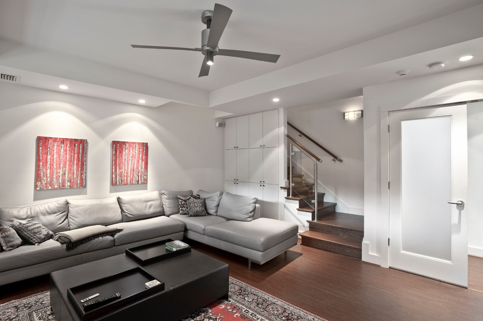 Modernes Wohnzimmer mit weißer Wandfarbe in Houston