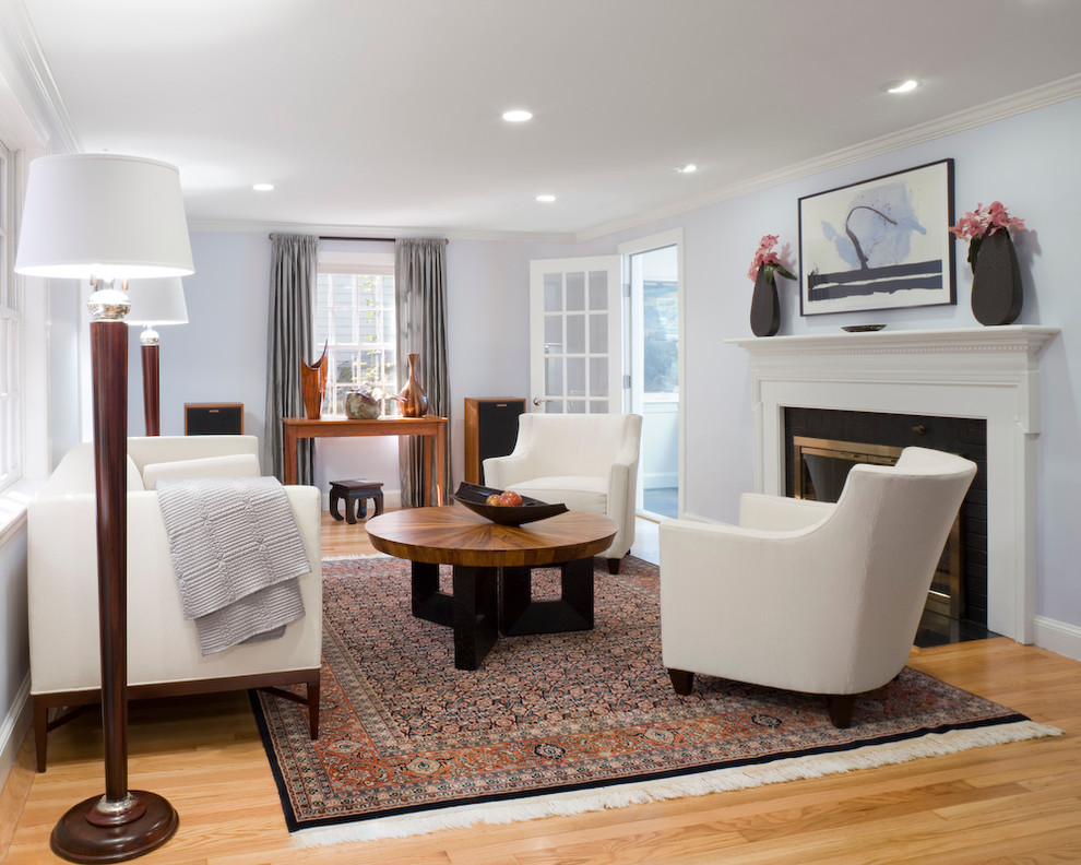 Стильный дизайн: изолированная гостиная комната:: освещение в стиле неоклассика (современная классика) с серыми стенами, паркетным полом среднего тона и стандартным камином - последний тренд