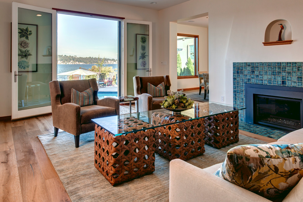 Foto de salón para visitas mediterráneo de tamaño medio sin televisor con paredes beige, suelo de madera clara, todas las chimeneas, marco de chimenea de baldosas y/o azulejos y alfombra