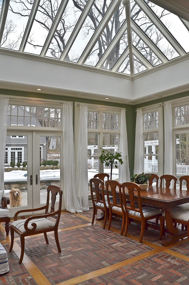 Пример оригинального дизайна: парадная, открытая гостиная комната среднего размера в классическом стиле с зелеными стенами, кирпичным полом, стандартным камином, фасадом камина из камня и серым полом