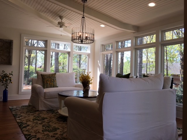 Foto di un soggiorno design di medie dimensioni e chiuso con sala formale, pareti bianche e pavimento in legno massello medio