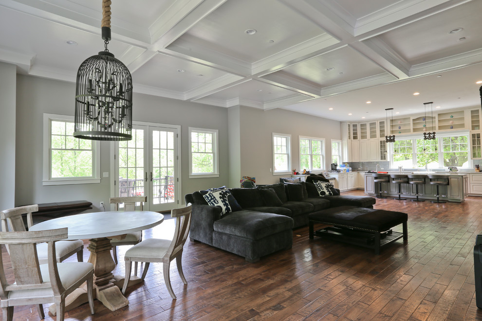 Imagen de salón para visitas abierto de estilo de casa de campo grande sin chimenea con paredes grises, suelo de madera oscura, pared multimedia y suelo marrón