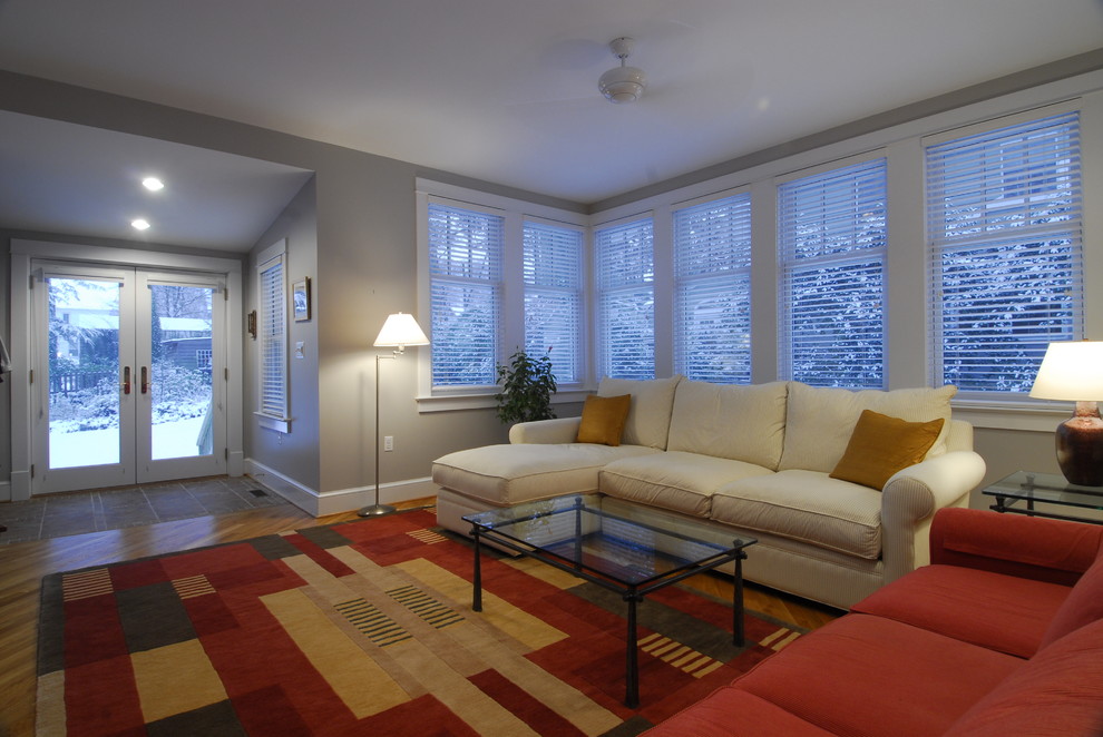 Mittelgroßes, Abgetrenntes Klassisches Wohnzimmer mit grauer Wandfarbe, braunem Holzboden und Multimediawand in Washington, D.C.