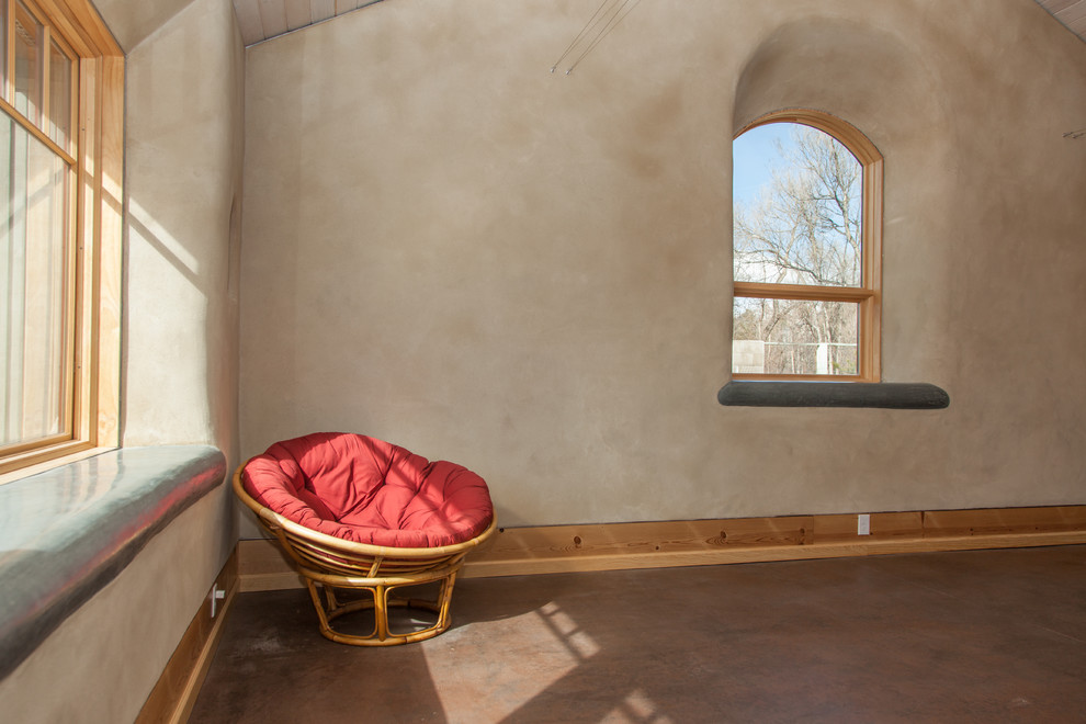 Идея дизайна: открытая гостиная комната в стиле фьюжн с бежевыми стенами