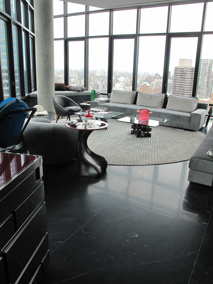 Mittelgroßes, Offenes, Fernseherloses Modernes Wohnzimmer ohne Kamin mit Marmorboden und schwarzem Boden in New York