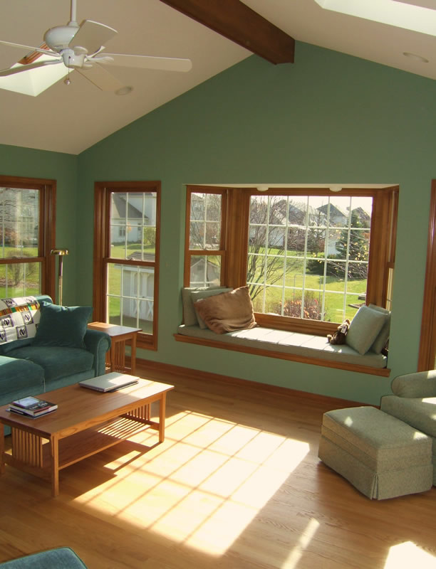 Foto di un soggiorno tradizionale di medie dimensioni e chiuso con pareti verdi, parquet chiaro e nessun camino