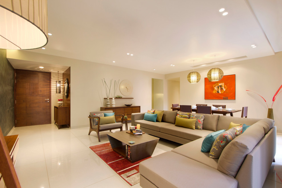 Foto di un soggiorno design di medie dimensioni con sala formale, pareti beige, pavimento con piastrelle in ceramica, pavimento beige e tappeto