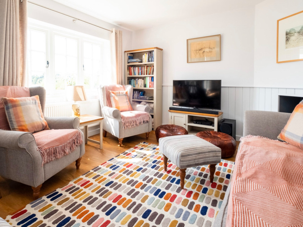 Immagine di un soggiorno tradizionale di medie dimensioni e aperto con pareti grigie, pavimento in vinile, TV autoportante, pavimento grigio e pareti in perlinato