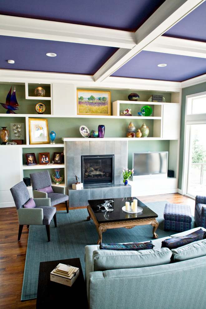 Mittelgroßes, Repräsentatives, Abgetrenntes Modernes Wohnzimmer mit grüner Wandfarbe, braunem Holzboden, Kamin, freistehendem TV und Kaminumrandung aus Metall in Seattle