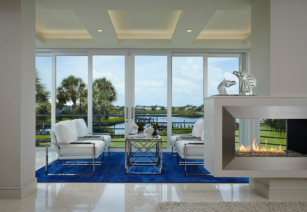 マイアミにあるコンテンポラリースタイルのおしゃれなリビング (白い壁、磁器タイルの床、両方向型暖炉) の写真