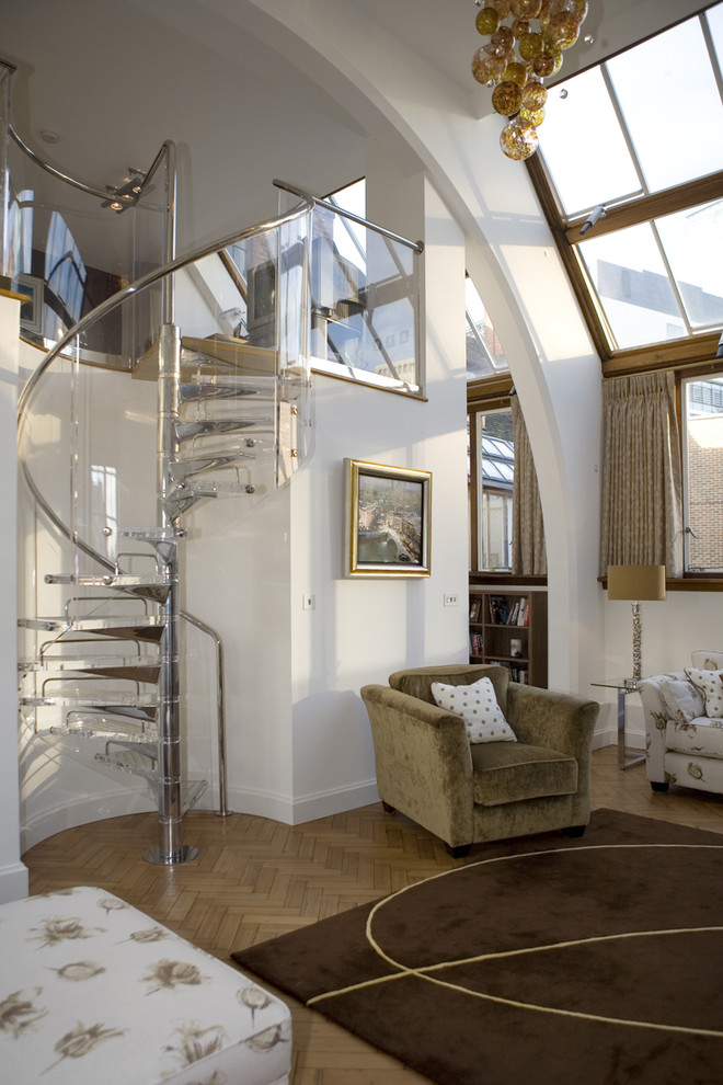 Aménagement d'un salon contemporain avec un escalier.