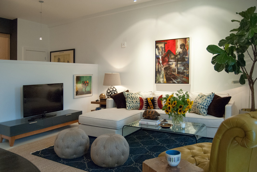 Inspiration för ett eklektiskt vardagsrum, med vita väggar och en fristående TV