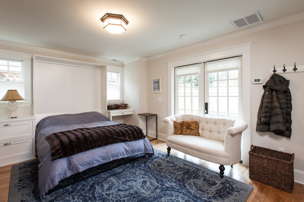 Diseño de salón para visitas abierto de estilo americano pequeño con paredes blancas, suelo de madera en tonos medios y televisor colgado en la pared
