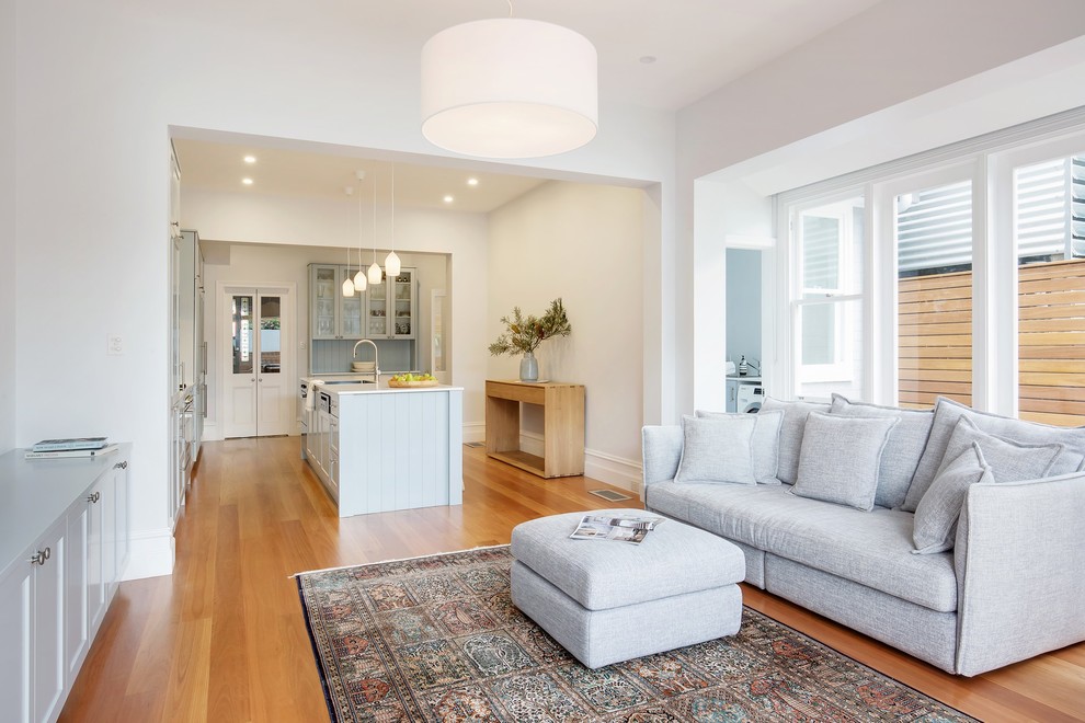 Kleines, Offenes Maritimes Wohnzimmer ohne Kamin mit weißer Wandfarbe, braunem Holzboden und braunem Boden in Sydney