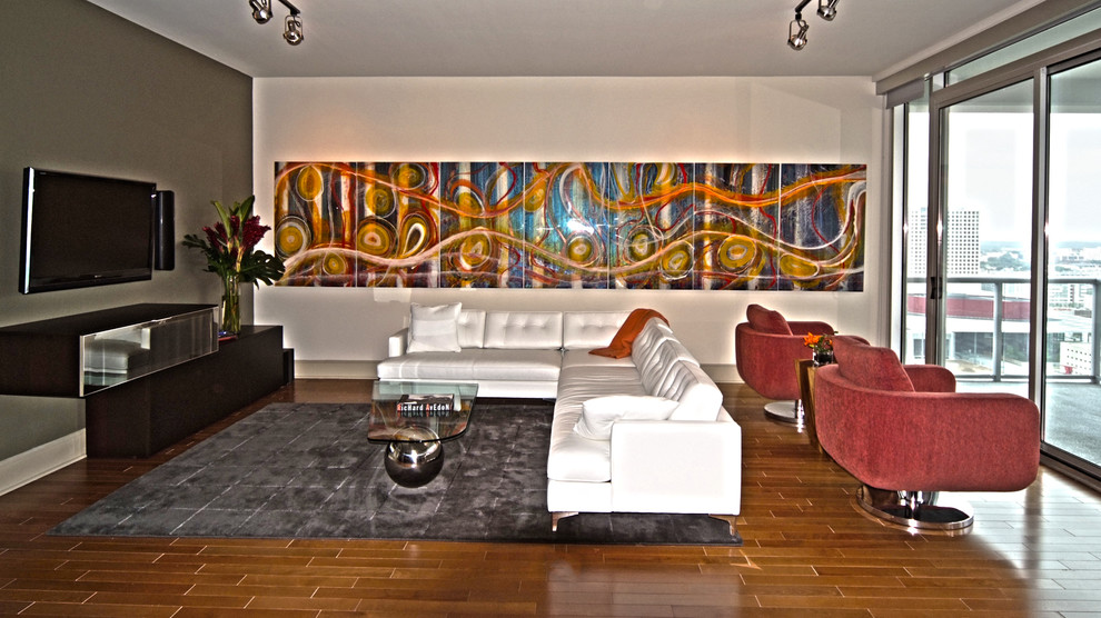Foto di un grande soggiorno minimalista aperto con sala formale, pareti beige, parquet scuro, nessun camino e TV a parete