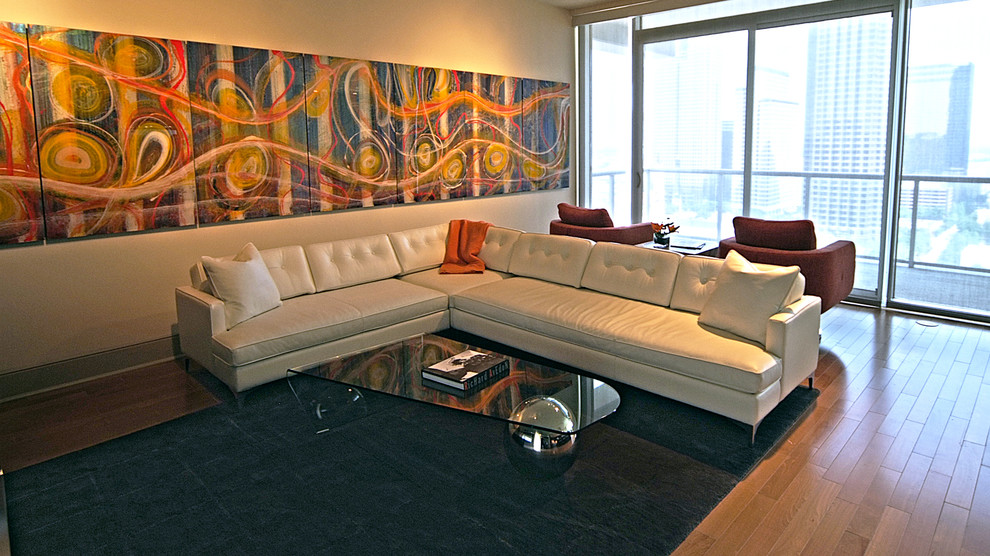 Diseño de salón para visitas abierto minimalista grande sin chimenea con paredes beige, suelo de madera oscura y televisor colgado en la pared