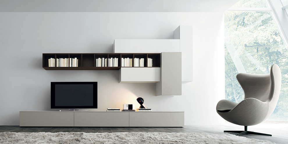 Cette image montre un salon minimaliste de taille moyenne et ouvert avec un mur blanc, aucune cheminée, un téléviseur indépendant et un sol gris.