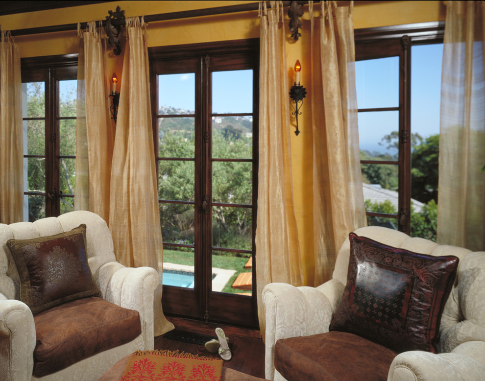 Esempio di un soggiorno american style di medie dimensioni e aperto con sala formale, pareti gialle e parquet scuro