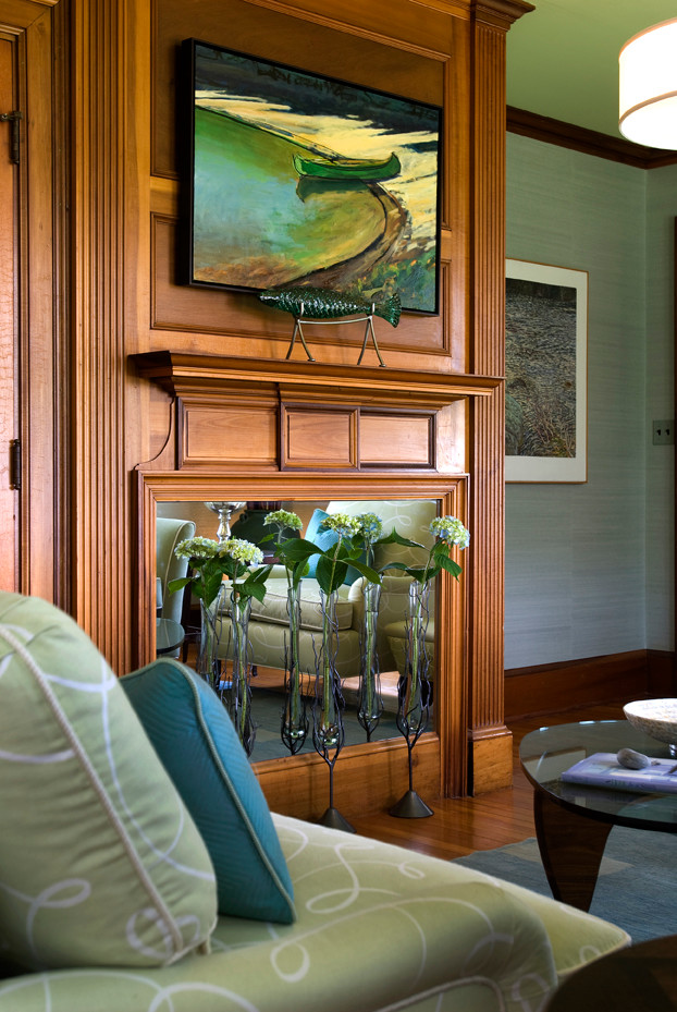 Exempel på ett mellanstort lantligt separat vardagsrum, med gröna väggar, mellanmörkt trägolv, ett finrum, en standard öppen spis och en spiselkrans i trä