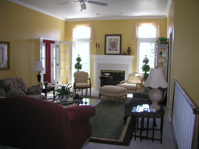 На фото: гостиная комната в классическом стиле с