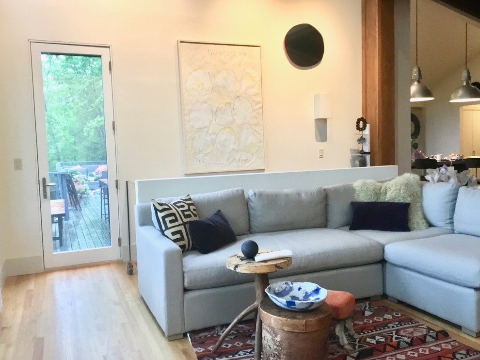 Großes, Offenes Modernes Wohnzimmer mit braunem Holzboden