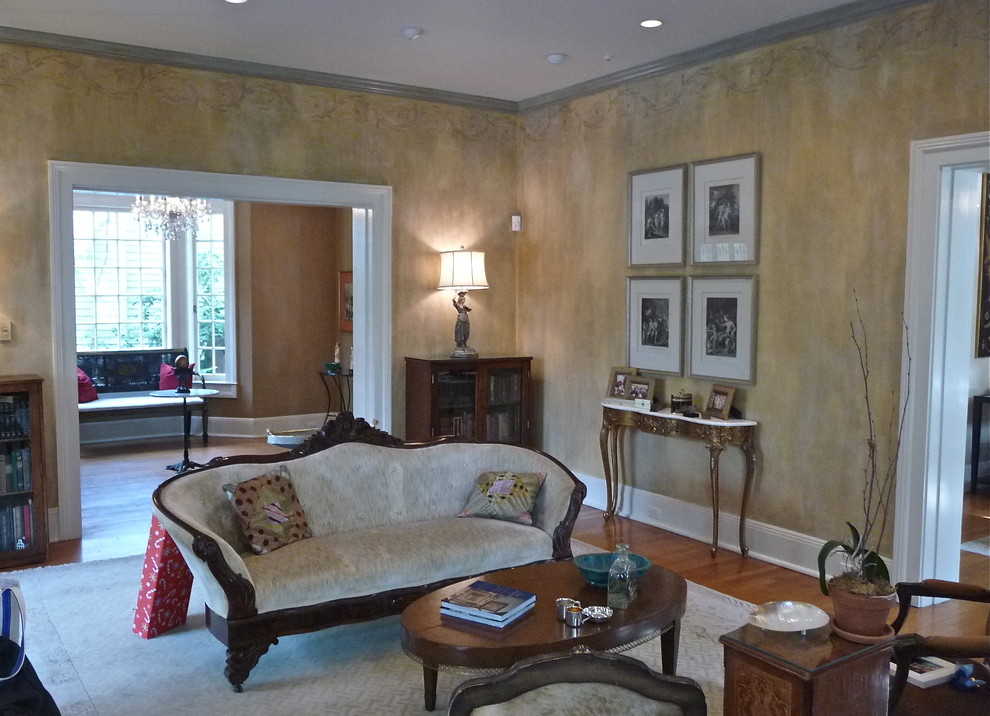 Foto di un grande soggiorno chic chiuso con sala formale, pareti beige e parquet chiaro