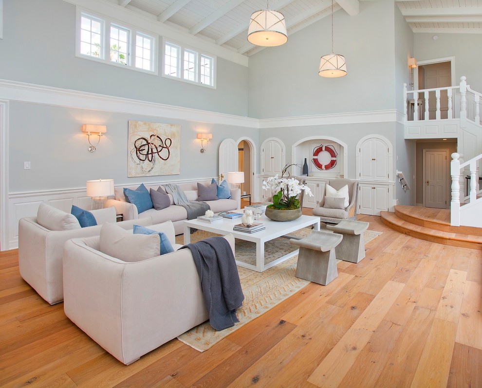 Idee per un grande soggiorno costiero con pareti blu, sala formale, pavimento in legno massello medio e pavimento marrone