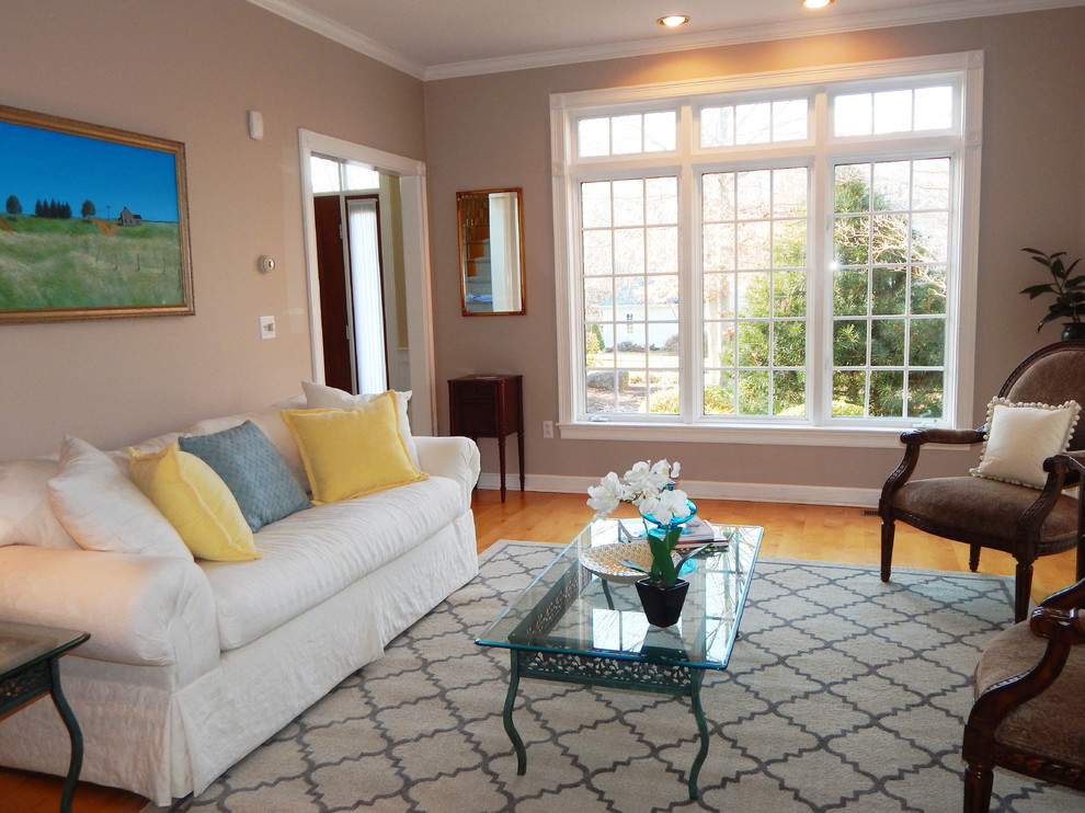 Foto di un soggiorno design chiuso con pareti beige e pavimento in legno massello medio