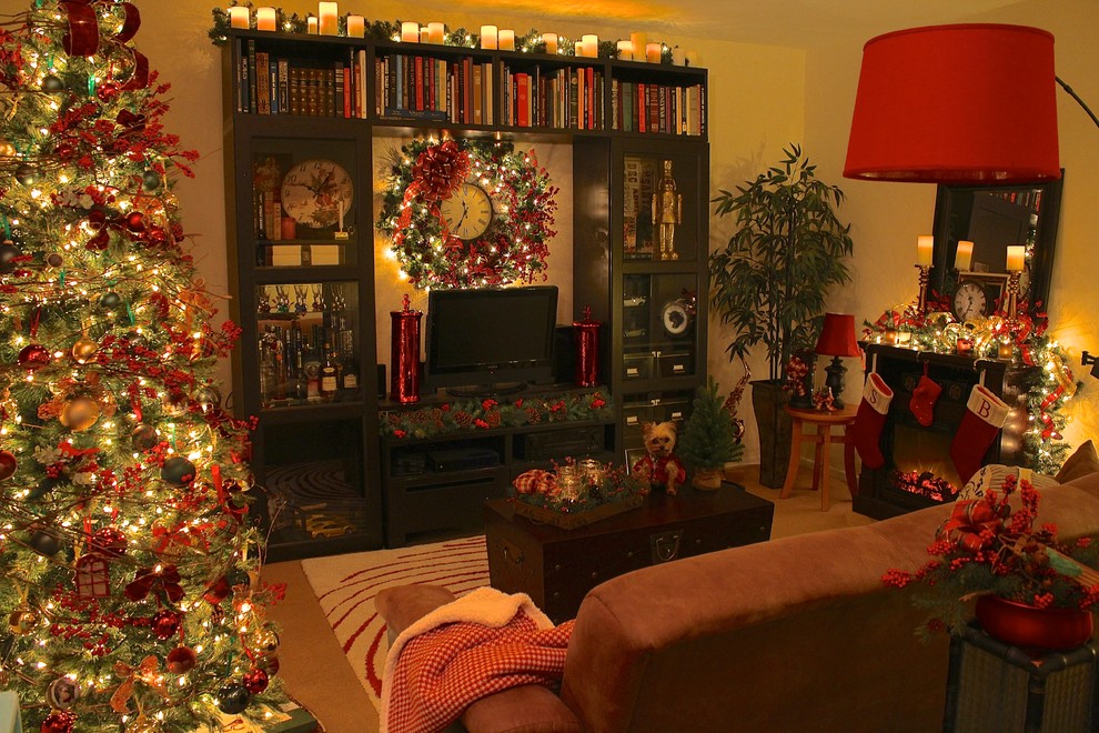 Idéer för små vintage separata vardagsrum, med beige väggar, heltäckningsmatta och en fristående TV