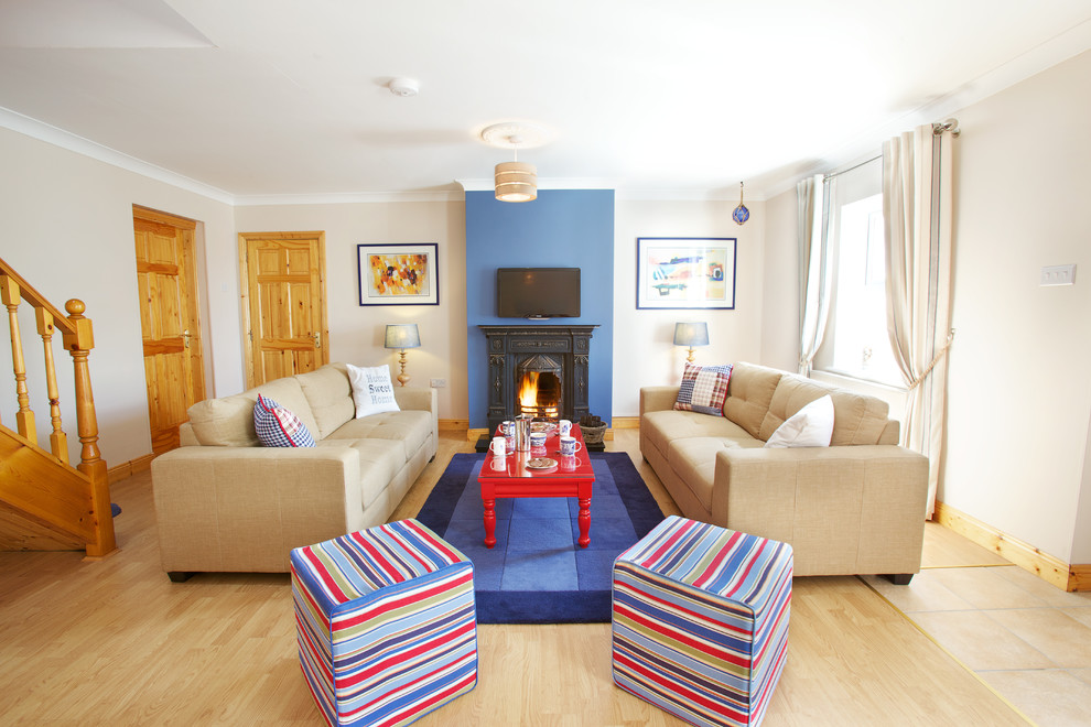 Esempio di un grande soggiorno classico chiuso con sala formale, pareti multicolore, parquet chiaro, camino classico e pavimento beige