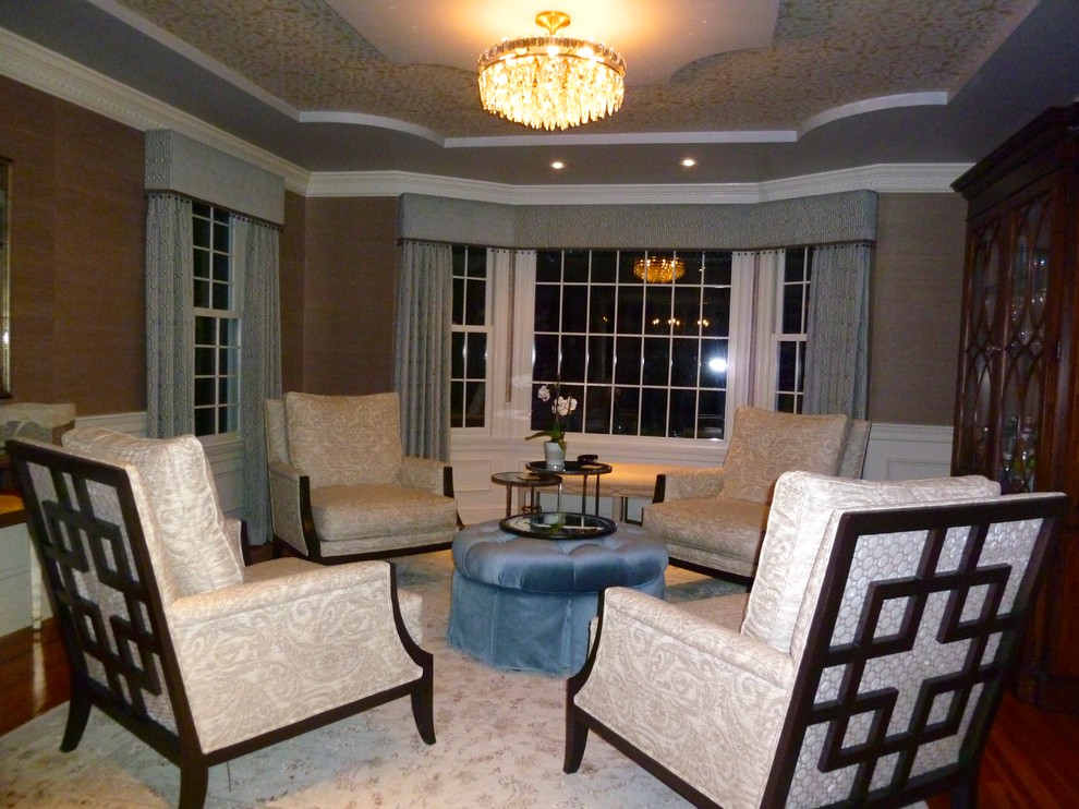 Пример оригинального дизайна: открытая гостиная комната среднего размера в стиле неоклассика (современная классика) с домашним баром и паркетным полом среднего тона без телевизора