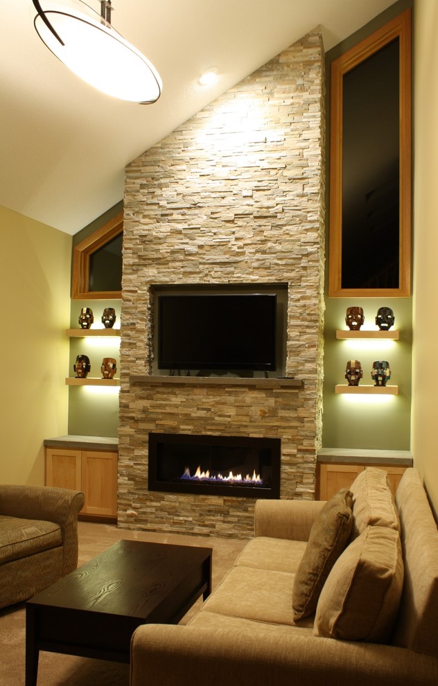 Exemple d'un salon chic de taille moyenne et fermé avec un mur beige, moquette, une cheminée ribbon, un manteau de cheminée en pierre et un téléviseur encastré.